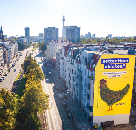 La start-up di tecnologia alimentare Planted Foods fa scalpore a Berlino con un pollo gigante fatto di piante